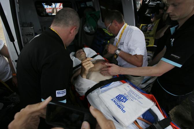Tony Martin in ambulanza. Ap
